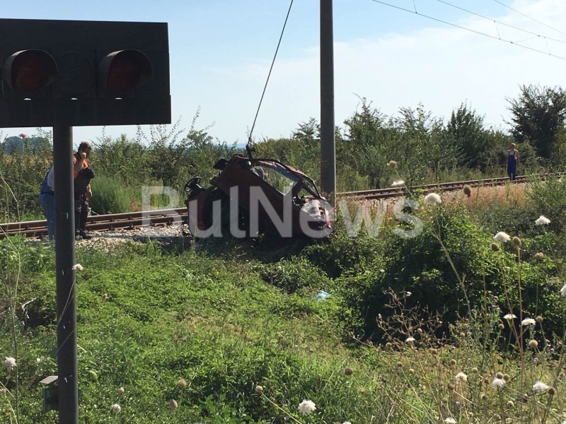 УЖАСЪТ Е ГОЛЯМ! Колата пометена от влак е смачкана до неузнаваемост, тялото на загиналата е летяло 10 метра (СНИМКИ 18+)