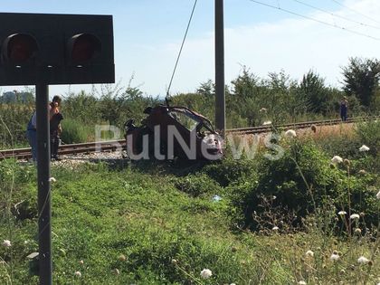 УЖАСЪТ Е ГОЛЯМ! Колата пометена от влак е смачкана до неузнаваемост, тялото на загиналата е летяло 10 метра (СНИМКИ 18+)