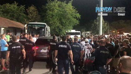 ВИДЕО: Високо напрежение на Лаута! Фенове на Локо Пд причакаха Крушарски на изхода на Лаута! Освиркаха го и го обиждаха