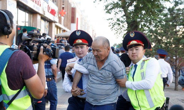 Над 100 души са задържани при поредните протести в Казахстан