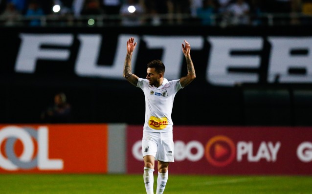 Барса следи отблизо двама от Сантос