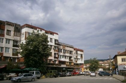 Трагедия в Трявна! Бебе падна от прозорец, животът му виси на косъм