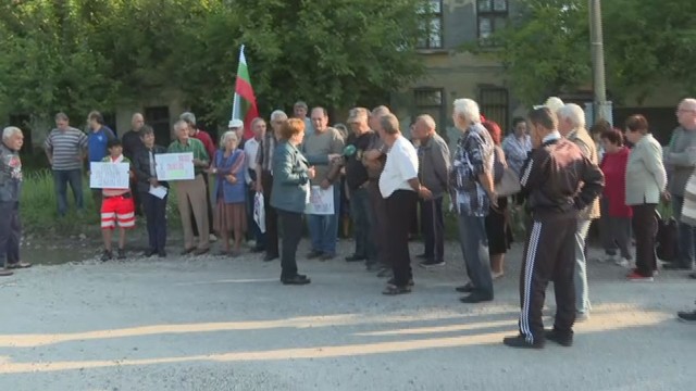 Хората срещу камионите: Село Телиш на протест против опасния тежкотоварен трафик