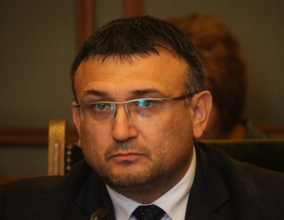 Младен Маринов празнува в самолета от Дубай, където участва във форум на Интерпол