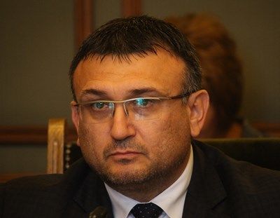 Младен Маринов празнува в самолета от Дубай, където участва във форум на Интерпол
