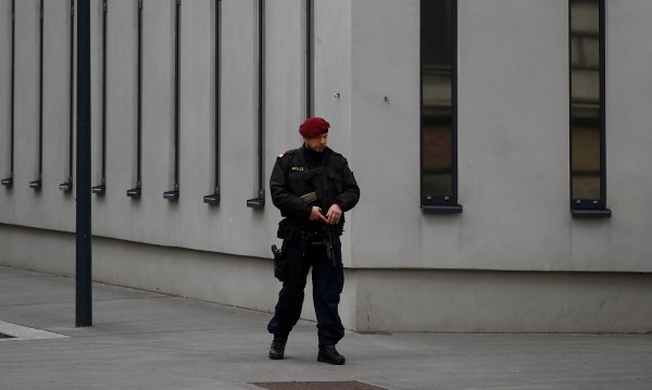 Нападател с нож беше застрелян във Виена