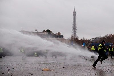 Полицията използва сълзотворен газ и водни струи срещу "жълтите жилетки" в Париж