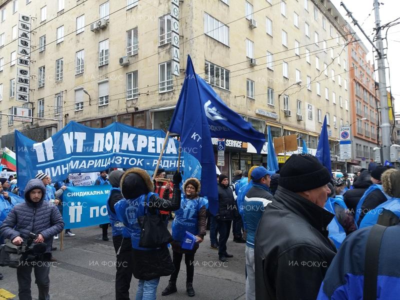 София: Около 1000 миньори и енергетици протестират пред Министерството на икономиката, скандирайки „Чакаме ви“ и „Слезте при нас“