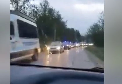 Очевидци: Чудо невиждано на пътя за Костенец заради издирвания убиец (ВИДЕО)