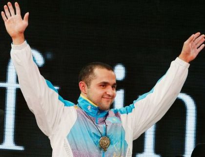 Казахстанец триумфира на световното по щанги в категория до 77 кг