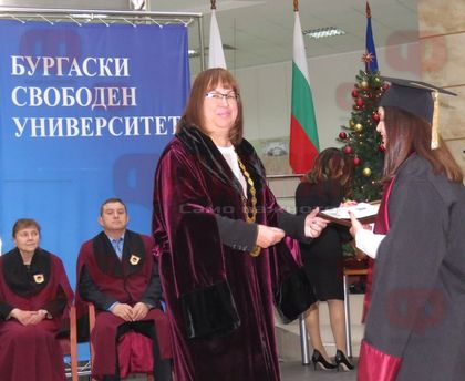 Ректорът на БСУ проф. Галя Христозова връчи дипломите на 300 абсолвентите и ги посъветва как да бъдат успешни