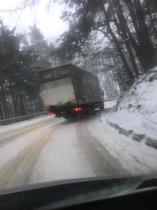 АПИ, това какво е? Шофьори: Към Габрово с вериги, снегорините са мираж! От Пловдив ги подкрепят: Пътят за х. Здравец свършва тук (СНИМКИ)