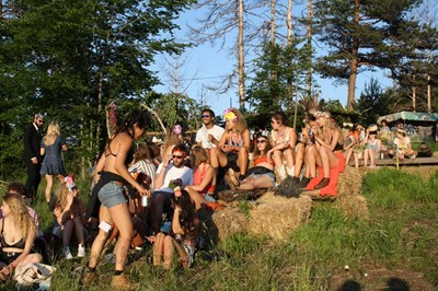 Седем души преспаха в ареста за притежание на наркотици на английския събор в Родопите