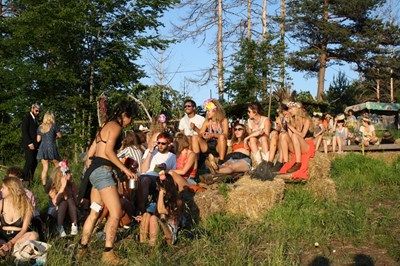 Седем души преспаха в ареста за притежание на наркотици на английския събор в Родопите