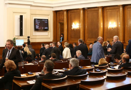 Скандал в парламента: Депутатите крещяха и се обиждаха наред (ВИДЕО)