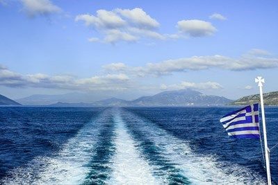 Гръцки ферибот се прибра обратно в пристанището след избухнал пожар на борда