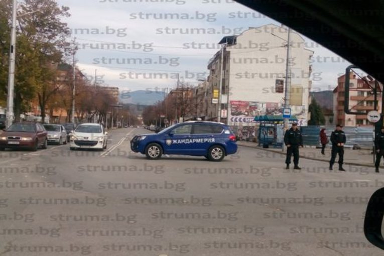 Полиция пази изходите на Благоевград, кръстовищата завардени! Колоната автомобили потегли