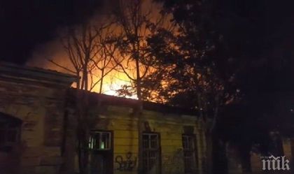 ИЗВЪНРЕДНО! Огнен ад в София! Пламнаха Царските конюшни