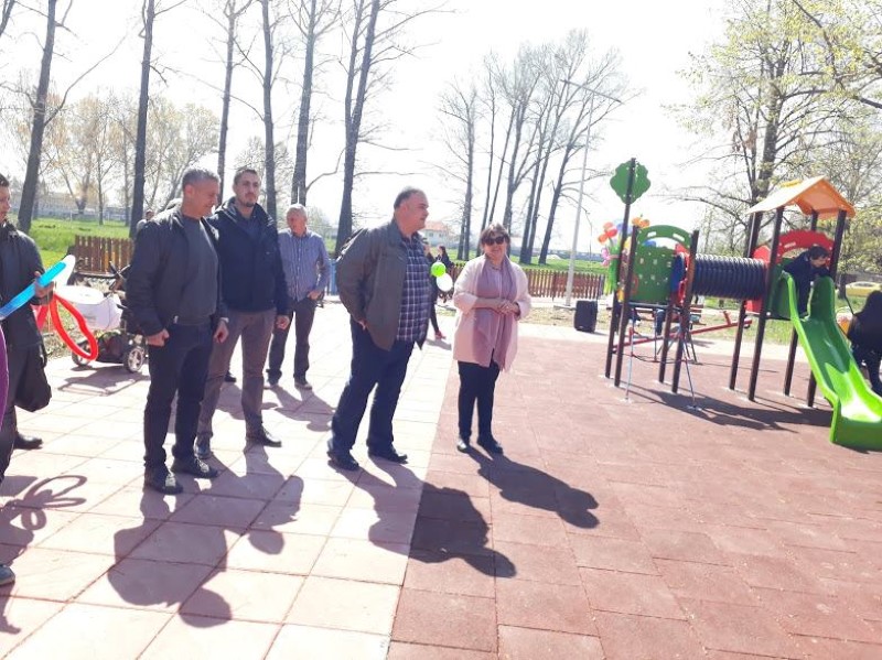 Кметът на район “Искър” Ивайло Цеков и общинският съветник от ГЕРБ Лорита Радева откриха новоизградена детска площадка в парк „Гаргите”