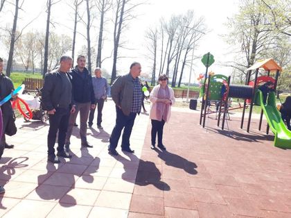 Кметът на район “Искър” Ивайло Цеков и общинският съветник от ГЕРБ Лорита Радева откриха новоизградена детска площадка в парк „Гаргите”