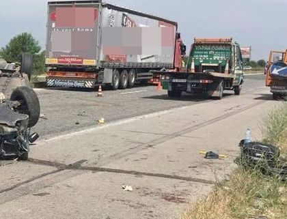 ТИР и микробус се удариха