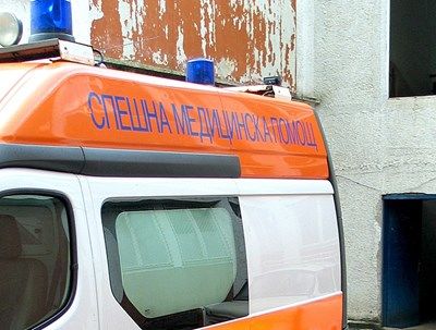 Кола с младежи лети 10 метра, пада по покрив на плаж край Ахелой