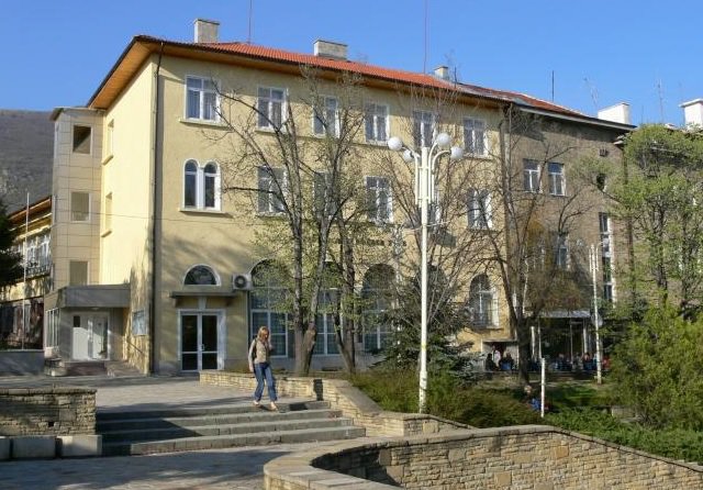 Военни от Стрямската бригада пушат мълчаливо в Карлово