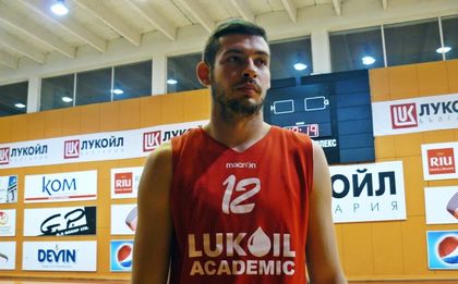 Александър Янев с добър мач в Аржентина