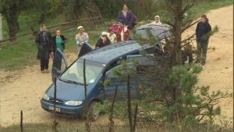 Деца във Велинградско пътуват до училище в багажник