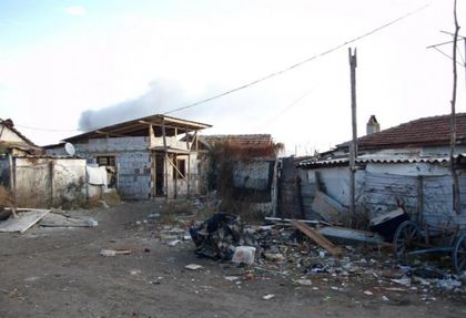 Районен кмет праща проверка на незаконната махала до река Марица