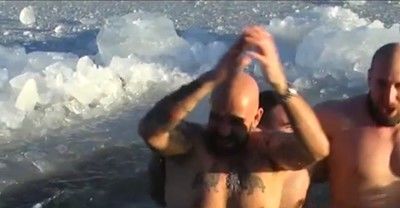 Българи в Чикаго извадиха Богоявленския кръст от замръзнало езеро