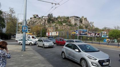 Пловдивчани в огромни тапи заради шествието на такситата