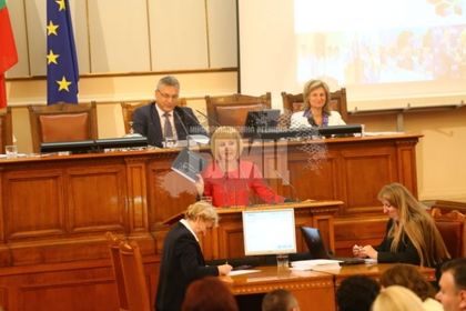 Манолова с важен доклад за битката срещу произвола на монополите