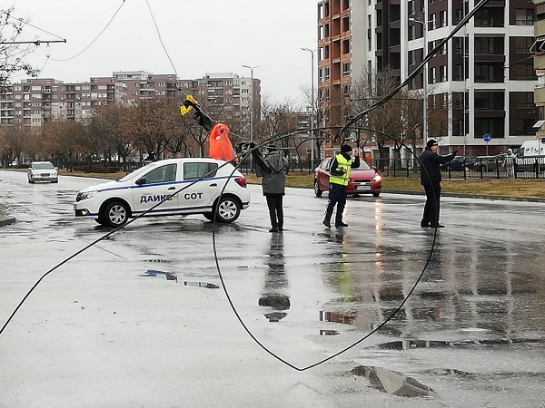 Пловдив: Затворена за движение е и ул. „Шипка“ заради паднали жици на тролейбус