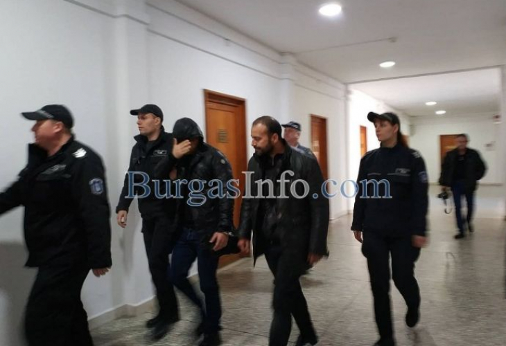 Уникум! Съдийка от Бургас пита мними прокурори дали ще спят на розови чаршафи в ареста