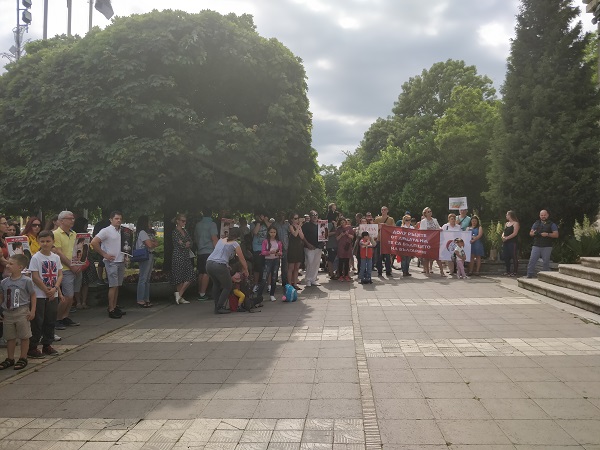 Варна: Родители излязоха на протест в града срещу водените според тях антидетски и антисемейни политики в страната