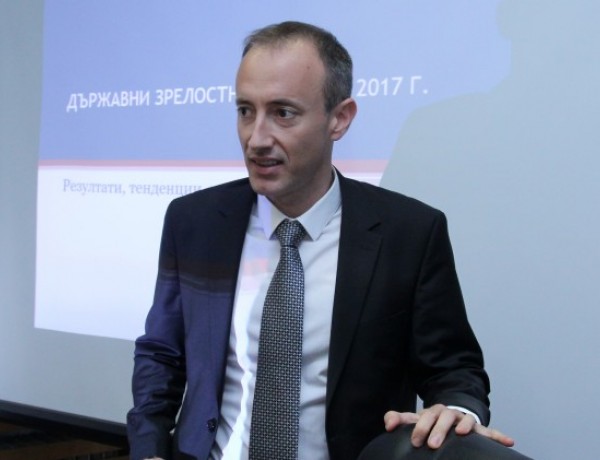Министър Вълчев призна системата за прием на първолаци за провал