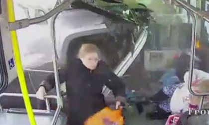 82-годишен заби пикап в автобус, по чудо няма жертви
