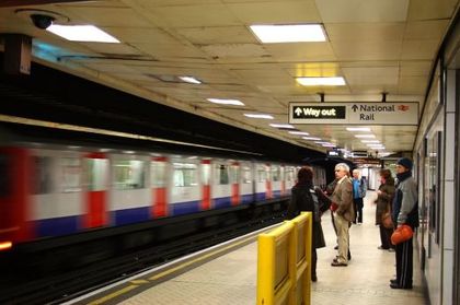Паника в лондонското метро, стотици се лутат по релсите