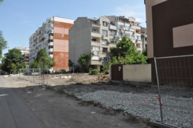 Бургас: Общината ще обособи четири безплатни зони за паркиране по ул. „Дебелт“ в к-с „Възраждане“