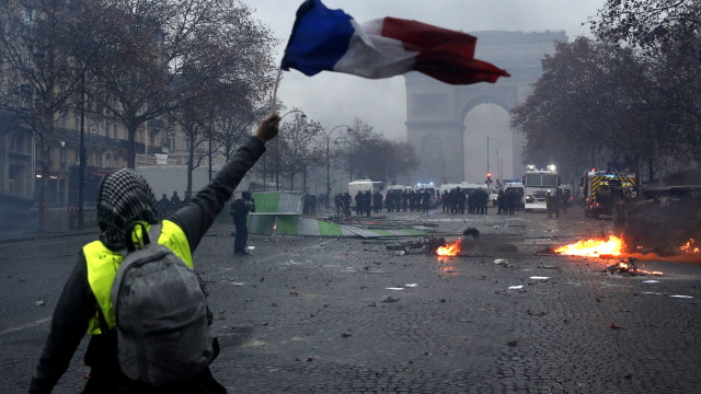 Френските власти мобилизират силите за сигурност за протеста утре