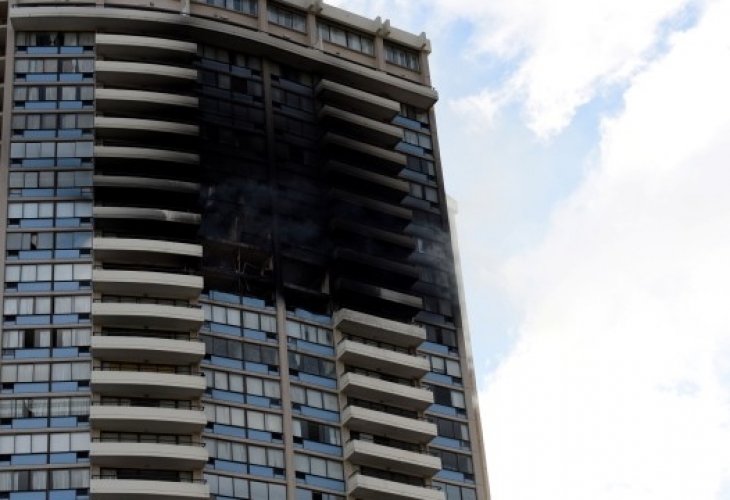 Страшен пожар избухна във висока сграда, най-малко трима загинаха