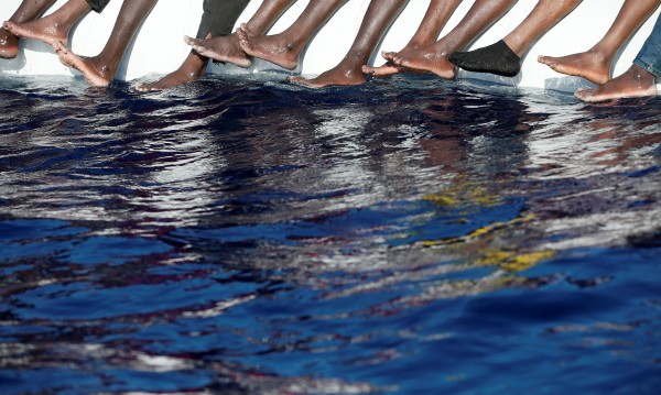 Лодка с 12 мигранти потъна край курорта Дикили