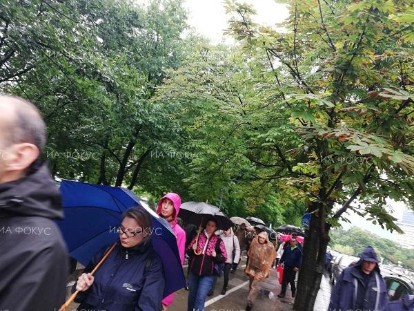 София: Граждани се събраха на протест срещу Националната стратегия за детето, шествието тръгна към Министерски съвет