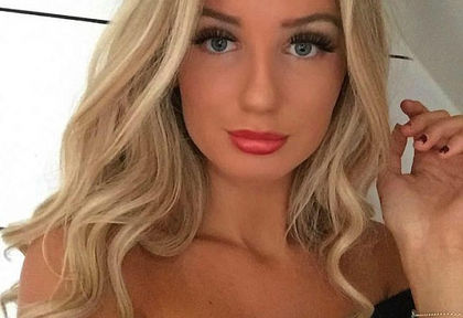 Шокиращи СНИМКИ (18+): Изрод сплеска с бутилка лицето на прелестна блондинка, не му дала да бръкне в най-милото ѝ