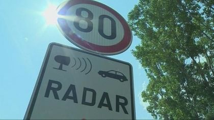 Решават да отпаднат ли предупредителните знаци за радари на пътя