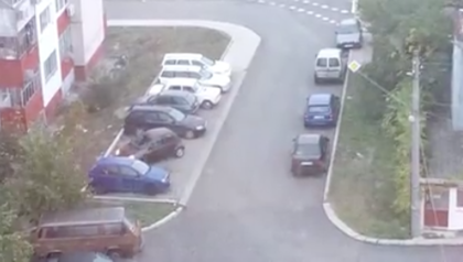ВИДЕО: Тази нашенка ще ви СПУКА ОТ СМЯХ с опитите си да се разпаркира