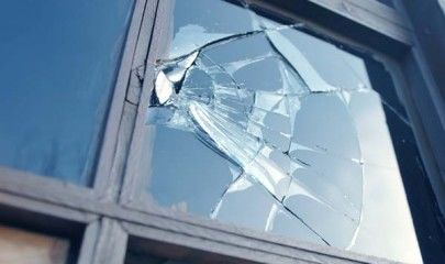 Супермен от Враца счупи два прозореца и маса, нахлу в селска къща и смля от бой трима тийнейджъри