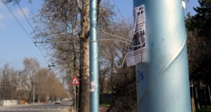 Бургас: 21 акта са съставени от началото на годината за поставяне на рекламни съобщения върху дървета, улични стълбове, сгради и други обществени места