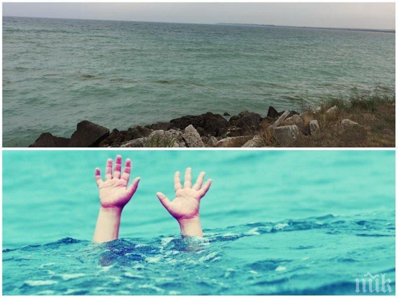 Водолази възобновиха издирването на децата, паднали в морето край Варна